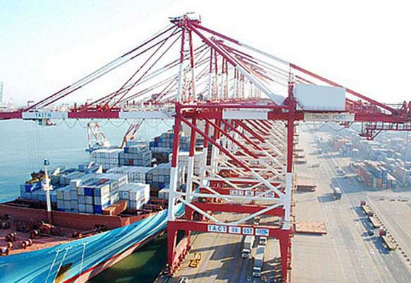 Контейнерен кей на площадката